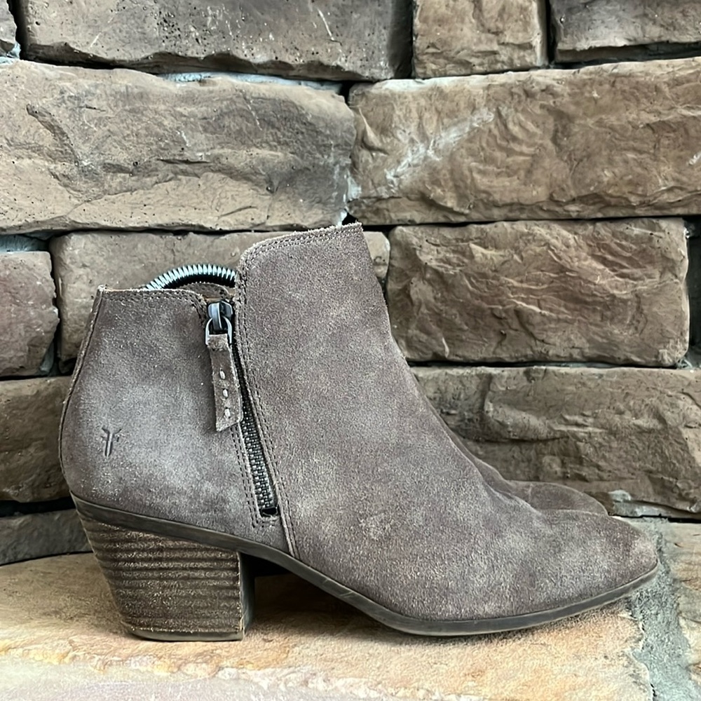 Frye Judith Double Zipper Ankle Boot / Taupe / SZ‎ 9.5